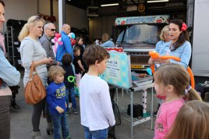 Schminken en balonnen vouwen op Taste of Life event Autobedrijf Bart Ebben Malden - Nijmegen