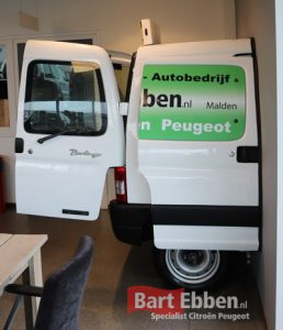 Automotive Eyecatcher op maat in uw koffiehoek showroom ontvangstruimte woonkamer of tuin - Citroen Berlingo- Peugeot Partner