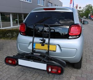 Citroen C1 - Peugeot 108 trekhaak monteren voor fietsendrager bij Autobedrijf Bart Ebben in Malden regio Nijmegen