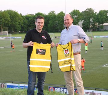 Overhandiging BOVAG veiligheidsvestjes Eendracht Mook door Jan Veltman Autobedrijf Bart Ebben Malden