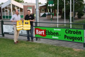 Overhandiging veiligheidshesjes Eendracht Mook door Jan Veltman Autobedrijf Bart Ebben Malden 2016