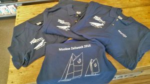 Poloshirts Mookse Zeilweek met Autobedrijf Bart Ebben logo