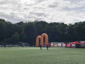 Global Montessori Games sporten buiten op het sportveld in Nijmegen